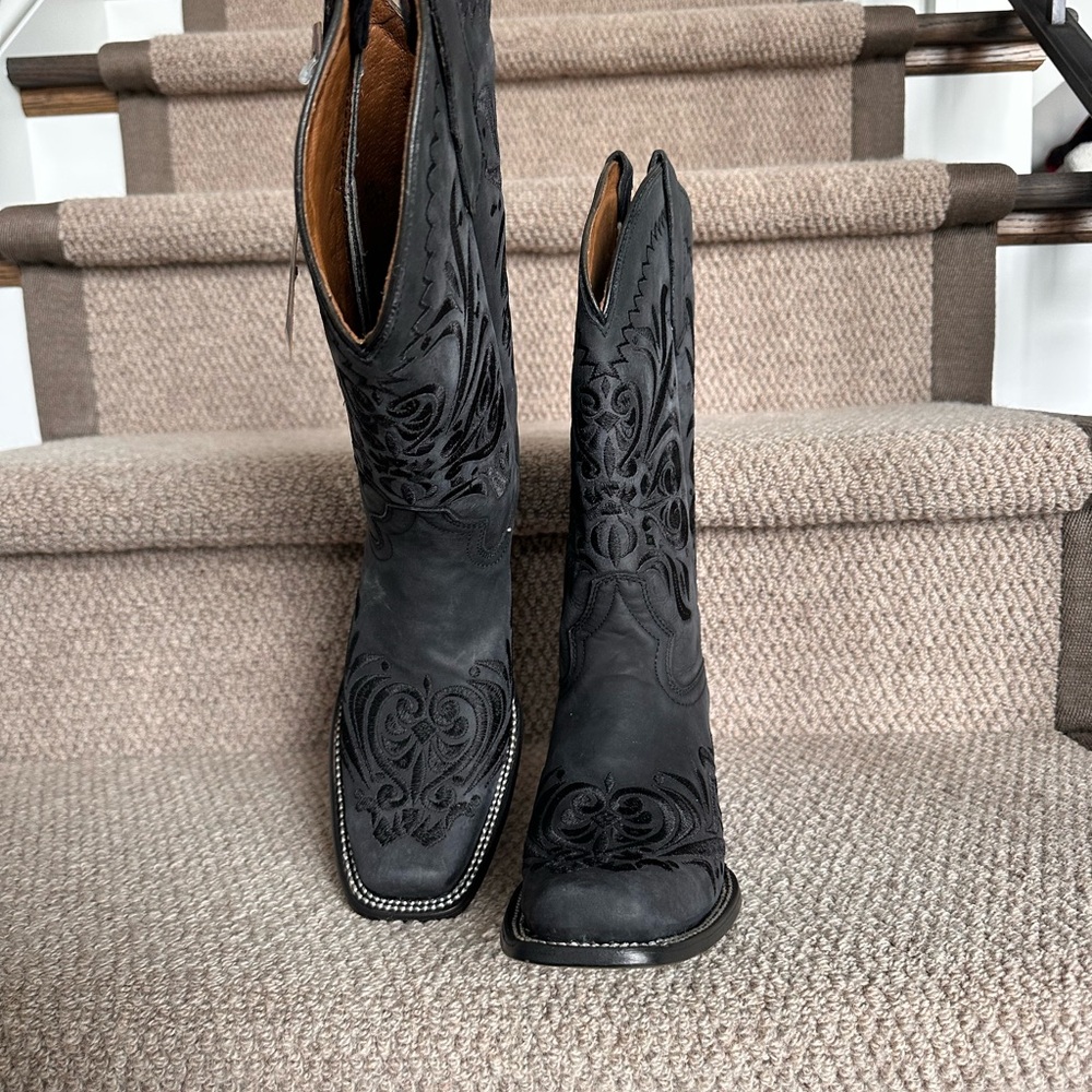 New with tags Circle G size 9.5 Black Embroidered Women's Western Boots